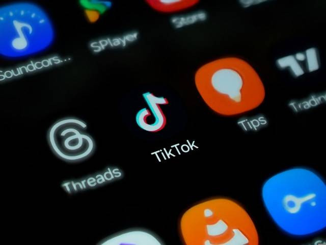 Ilustrasi cara blokir akun TikTok. Foto: Unsplash/Tech Insider