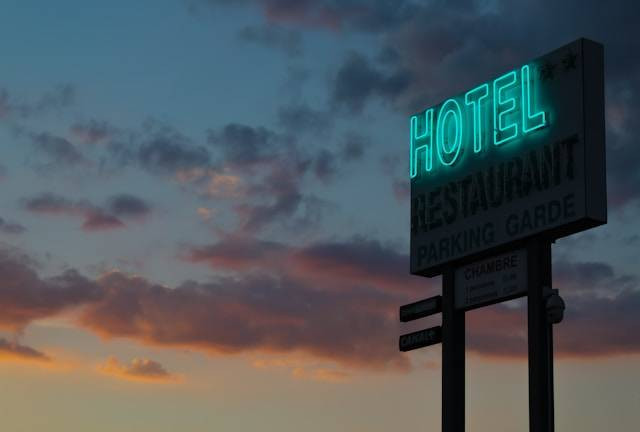 Hotel Dekat San Antonio Beach. Foto hanya ilustrasi, bukan tempat sebenarnya. Sumber: Unsplash/Mara Conan Design