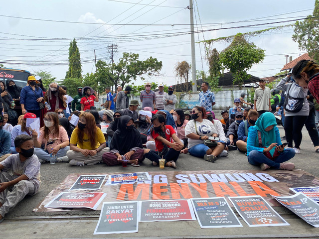 Sejumlah warga Bong Suwung Yogyakarta melakukan aksi demonstrasi di depan kantor PT KAI Daop 6 Yogyakarta, Selasa (24/9). Foto: Resti Damayanti/Pandangan Jogja