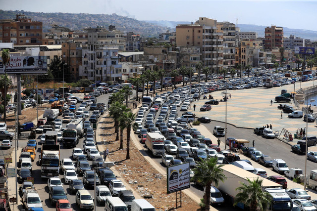 Mobil-mobil terjebak macet saat mereka melarikan diri dari desa-desa selatan di tengah serangan udara Israel yang sedang berlangsung, di Sidon, Lebanon, Senin, 23 September 2024. Foto: Mohammed Zaatari/AP Photo