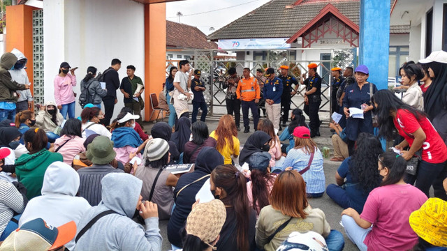 Warga yang tergabung dalam Aliansi Bong Suwung menggeruduk kantor PT KAI Daop 6 di Lempuyangan, Kota Yogyakarta, Selasa (24/9/2024). Foto: Arfiansyah Panji Purnandaru/kumparan