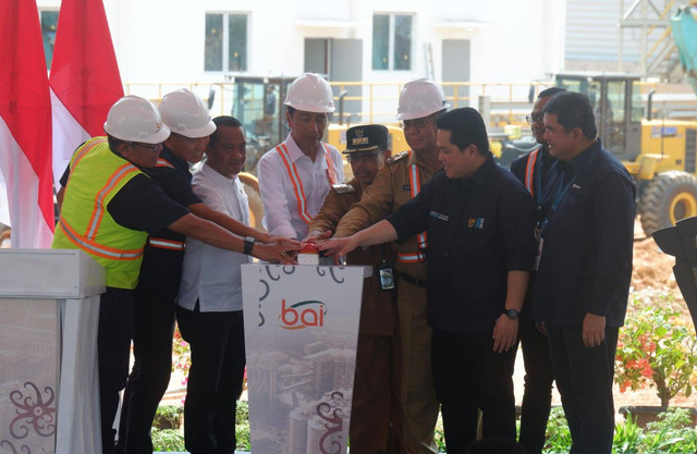 Jokowi meresmikan injeksi bauksit perdana Smelter Grade Alumina Refinery (SGAR). Foto: M. Zain/Hi!Pontianak