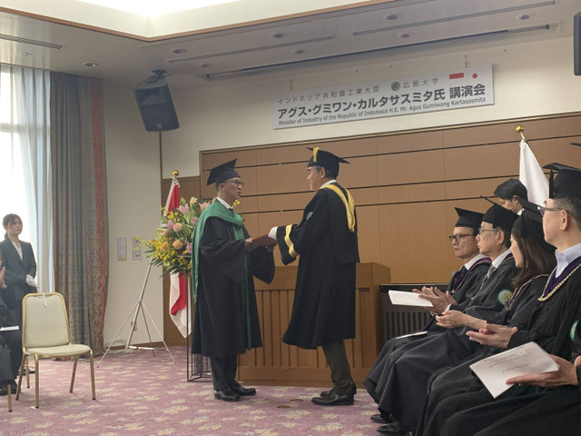 Menperin Agus Gumiwang dapat gelar Doktor Kehormatan dari Hiroshima University. Foto: Moh Fajri/kumparan