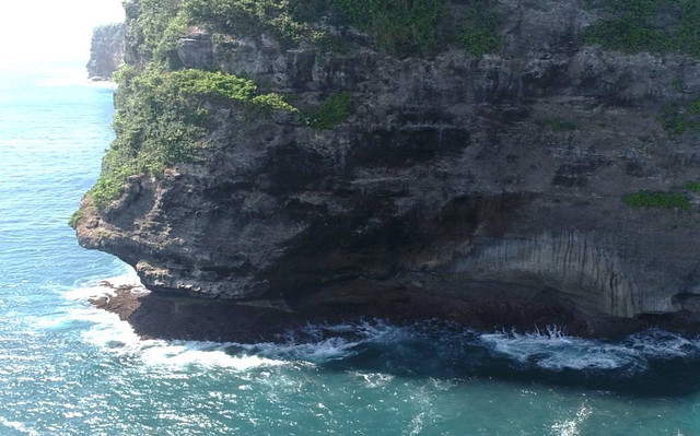 Tebing area Pura Uluwatu mengalami keretakan dan terancam abrasi -IST