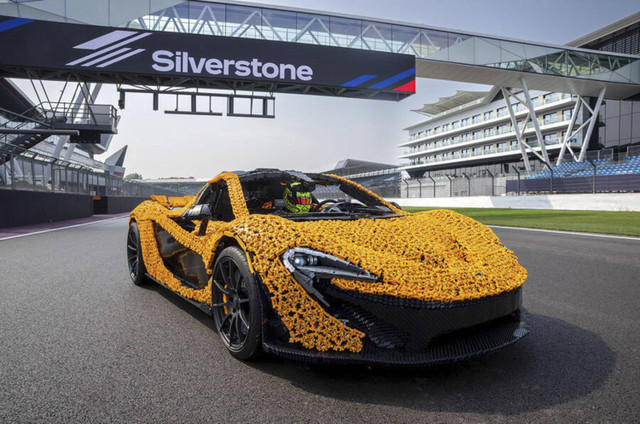 Replika McLaren P1 dari Lego Technic. Foto: Dok. LEGO dan McLaren Automotive