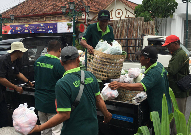 Sejumlah petani dari Sleman membagikan sayuran gratis kepada pengguna jalan di Titik Nol Kilometer Yogya, Selasa (24/9). Foto: Istimewa