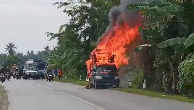 Mobil pikap terbakar di Jalan Raya Peniraman Mempawah. Foto: Dok. Istimewa