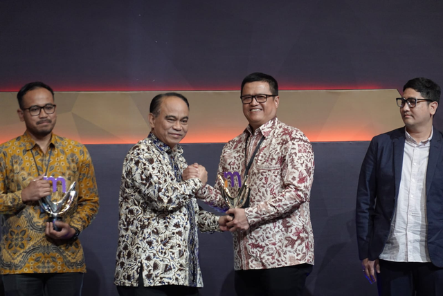 EVP Human Capital PNM Sasono Hantarto (kedua dari kanan) menerima penghargaan dari Menkominfo Budi Arie (kedua dari kiri) pada ajang Merdeka Awards 2024. Foto: Dok. PNM