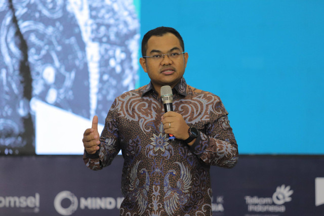 Deputi Bidang SDM, Teknologi, dan Informasi Kementerian BUMN Tedi Bharata menyampaikan sambutan pada acara kumparan Green Initiative Conference 2024 di Hotel Borobudur, Jakarta, Selasa (24/9/2024). Foto: Jamal Ramadhan/kumparan