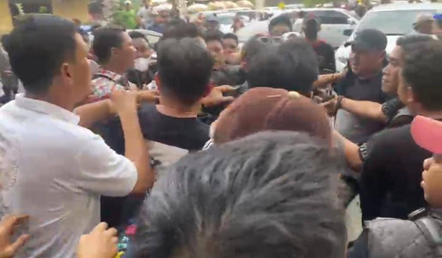 Suasana bentrok antar ormas di Palembang saat pengundian nomor calon Wali Kota dan Wakil Wali Kota Palembang di KPU Palembang, Foto : Ist