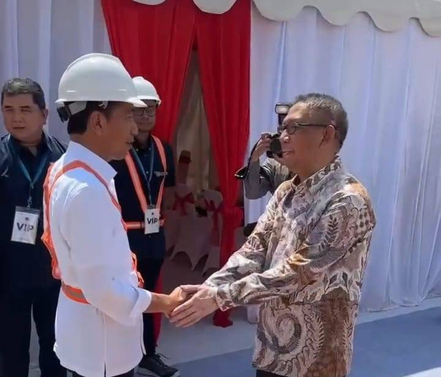 Cagub Kalbar, Sutarmidji, saat bersalaman dengan Presiden Jokowi. Foto: Dok. Istimewa