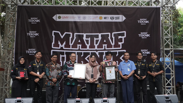 Foto bersama perwakilan MURI, Rektor UMY, Dekan FT UMY, Dinas Kebudayaan kab. Bantul, Ketua Mataf FT UMY, dan Panitia Mataf FT UMY