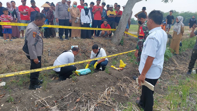 Petugas saat melakukan olah TKP di lokasi ditemukannya sesosok bayi di Desa Sukowati, Kecamatan Kapas, Kabupaten Bojonegoro, Jawa Timur. Selasa (24/09/2024). (Aset: Istimewa)