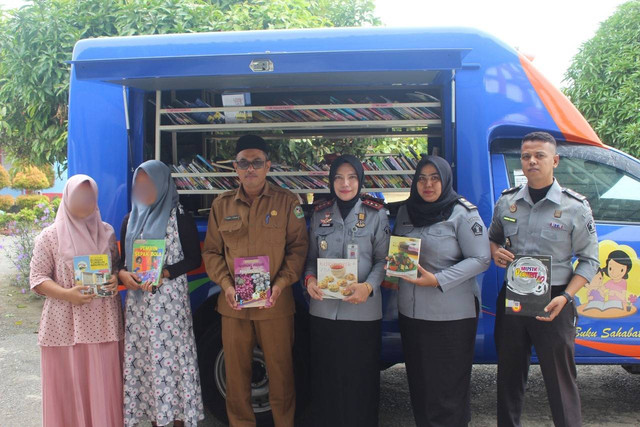 Serah terima buku bacaan perpustakaan dari Dinas Perpustakaan Pidie kepada Lapas Perempuan Sigli (Dok. Humas LPP Sigli)