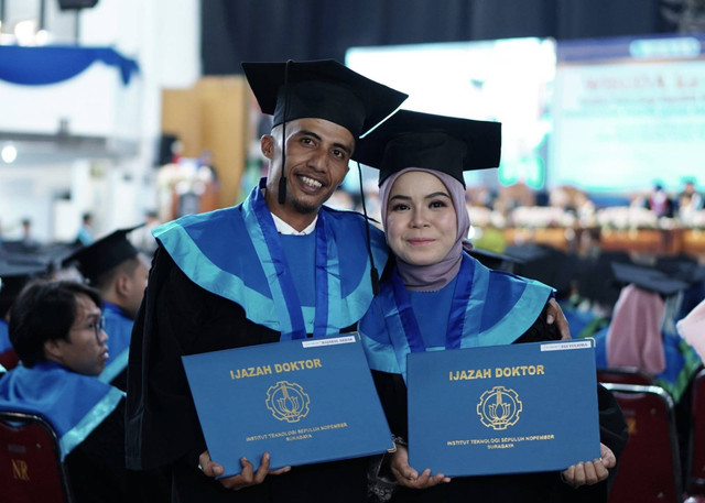 Dr Rajabal Akbar SSi MSc bersama istri Dr Egi Yuliora SSi MSi. Foto: Humas ITS