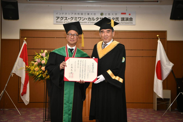 Menteri Perindustrian (Menperin) Agus Gumiwang Kartasasmita dapat gear doktor kehormatan dari Hiroshima University, Selasa (24/9/2024). Foto: Kemenperin