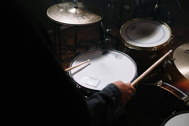 Ilustrasi drum elektrik terdiri dari apa saja. Foto: Pexels.com/cottonbro studio