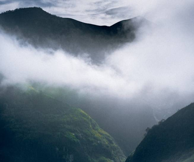 Tempat Wisata di Kediri. Foto adalah pemandangan Bukit Ongakan. Sumber: Unsplash/Ahmad Syarifudin