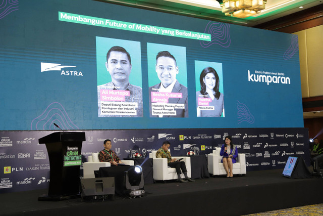 Marketing Planning Deputy General Manager Toyota Astra Motor Resha Kusuma Atmaja dan Deputi Bidang Koordinasi Perniagaan dan Industri Kemenko Perekonomian Ali Murtopo Simbolon saat sesi panel kumparan Green Initiative Conference 2024, Selasa (24/9). Foto: Jamal Ramadhan/kumparan