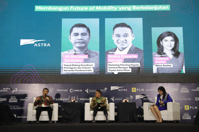 Marketing Planning Deputy General Manager Toyota Astra Motor Resha Kusuma Atmaja dan Deputi Bidang Koordinasi Perniagaan dan Industri Kemenko Perekonomian Ali Murtopo Simbolon saat sesi panel kumparan Green Initiative Conference 2024, Selasa (24/9). Foto: Jamal Ramadhan/kumparan