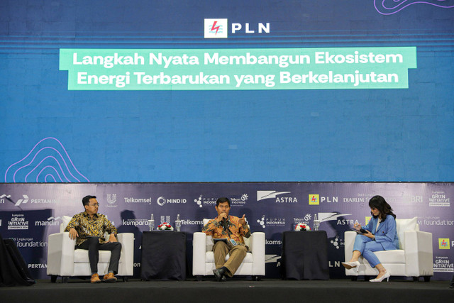 Vice President Pengembangan dan Pengendalian EBT PLN Haryo Lukito dan Kepala Center of Food, Energy and Sustainable Development INDEF Abra Talattov saat sesi panel kumparan Green Initiative Conference 2024 di Hotel Borobudur, Selasa (24/9/2024). Foto: Jamal Ramadhan/kumparan