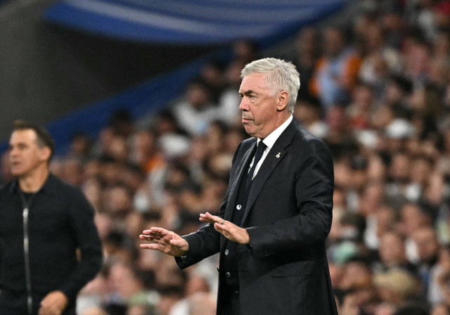 Pelatih Real Madrid Carlo Ancelotti memberikan arahan kepada pemainnya saat melawan Deportivo Alaves dalam lanjutan Laliga di Stadion Bernabeu, Madrid, Spanyol, Selasa (24/9/2024). Foto: Javier Soriano/AFP