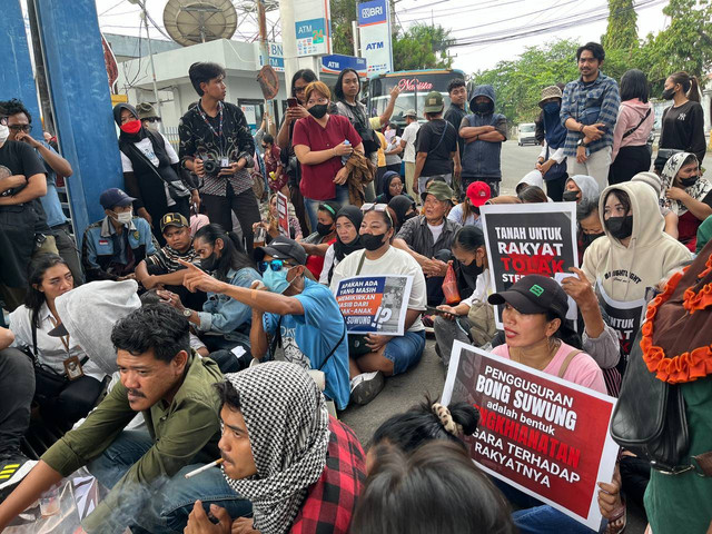 Warga Bong Suwung kembali lakukan aksi untuk menolak proses sterilisasi yang akan dilakukan PT KAI Daop 6 Yogyakarta. (Foto : M Wulan)