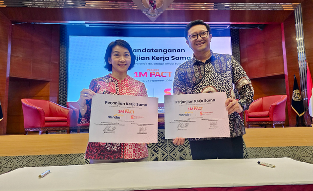 Vice President Bank Mandiri Rolland Setiawan (kanan) dan Country Director Supermom Indonesia Hellen Katherina (kiri) pada penandatanganan kerja sama Project 1MPACT di Jakarta, Selasa (24/9/2024). Foto: Dok. Bank Mandiri