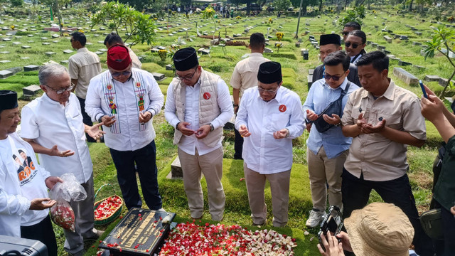 Ridwan Kamil-Suswono (RIDO) berziarah ke sejumlag makam tokoh-tokoh di TPU Karet Bivak, Jakpus, Rabu (25/9/2024). Foto: Thomas Bosco/kumparan