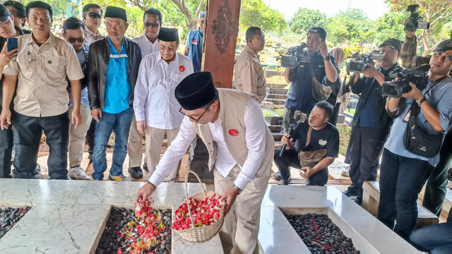 Ridwan Kamil-Suswono (RIDO) berziarah ke sejumlag makam tokoh-tokoh di TPU Karet Bivak, Jakpus, Rabu (25/9/2024). Foto: Thomas Bosco/kumparan