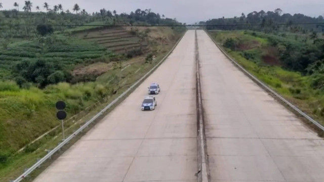 Jalan Tol Bocimi seksi II ruas Cigombong-Cibadak yang sempat mengalami longsor tepatnya di Kampung Sikup, Desa Purwasari, Kecamatan Cicurug, Kabupaten Sukabumi, Jabar pada 3 April lalu akan kembali dioperasionalkan pada Selasa, (24/9/2024). Foto: Aditya Rohman/ANTARA