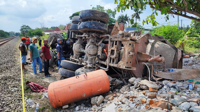 Petugas KAI saat di lokasi kecelakaan kereta melawan truk di Perlintasan Sebidang (JPL 714) antara Stasiun Sentolo-Stasiun Rewulu, Kapanewon Sedayu, Kabupaten Bantul. Foto: Dok. KAI Daop 6