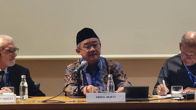 Sekretaris Umum Pimpinan Pusat Muhammadiyah Abdul Mu'ti  di Paris. Foto: Dok. Muhammadiyah