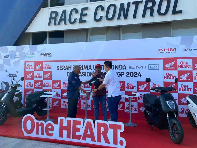 PT Astra Honda Motor (AHM) menyerahkan motor listrik Honda EM1 e kepada Mandalika Grand Prix Association. Foto: dok. AHM