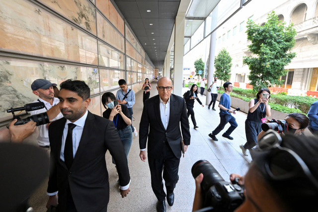 Mantan menteri transportasi Singapura, S. Iswaran, tiba di Mahkamah Agung di Singapura pada 24 September 2024. Foto: Caroline Chia/REUTERS