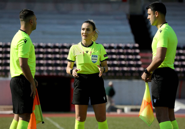 Wasit Emanuela Rusta mengambil bagian dalam sesi latihan bersama rekan-rekannya di stadion Elbasan Arena, di Elbasan, Albania tengah, pada 13 Februari 2023. Foto: Adnan Beci/AFP