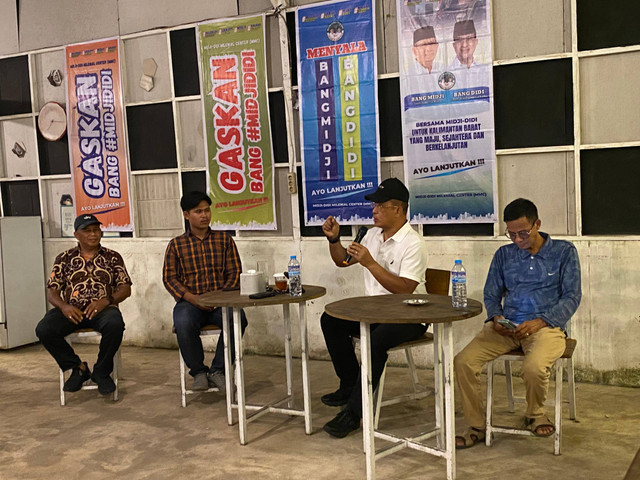 Calon Wakil Gubernur Kalbar nomor urut 1, Didi Haryono saat ngobrol bareng Gen Z dan Milenial Mempawah. Foto: Yulia Ramadhiyanti/Hi!Pontianak