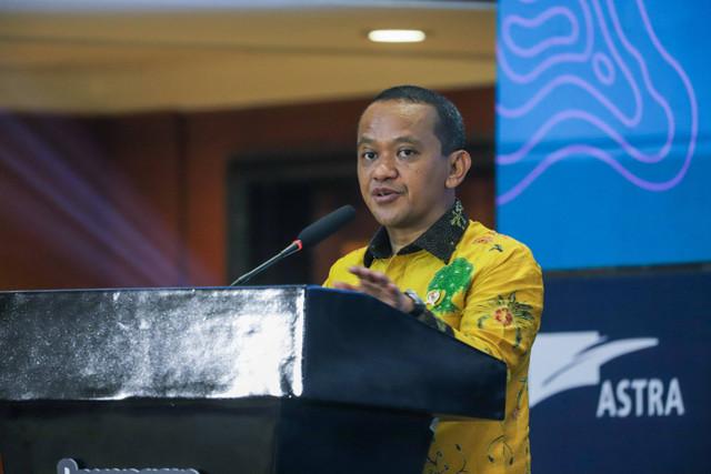 Menteri ESDM Bahlil Lahadalia memberikan sambutan saat menghadiri acara kumparan Green Initiative Conference 2024 di Hotel Borobudur, Jakarta, Rabu (25/9/2024).
 Foto: Iqbal Firdaus/kumparan