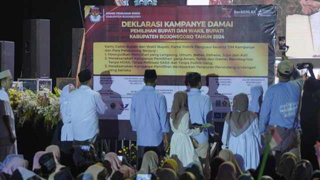 Acara KPU Bersholawat dalam rangka Deklarasi Kampanye Damai Pemilihan Kepala Daerah (Pilkada) Serentak 2024 yang digelar KPU Bojonegoro. Selasa malam (24/09/2024). Aset: Istimewa)