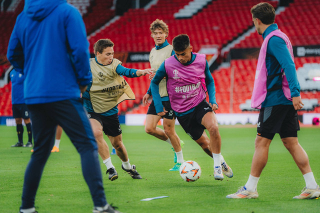 Latihan FC Twente jelang menghadapi Manchester United saat Liga Eropa di Old Trafford, Manchester. Foto: Dok. FC Twente