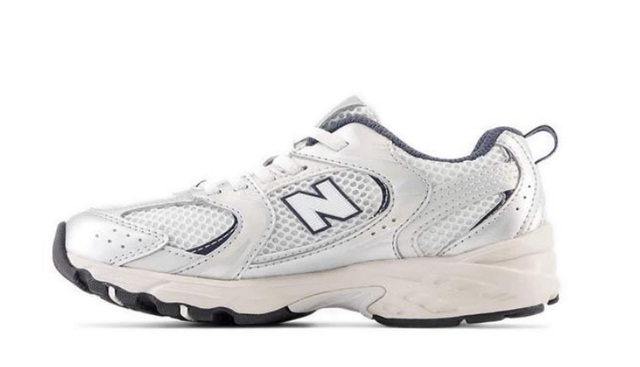 Sepatu New Balance untuk Sekolah. Foto: H1 New Balance 530 Boys Sneakers Shoes – Silver. Sumber: www.newbalance.co.id