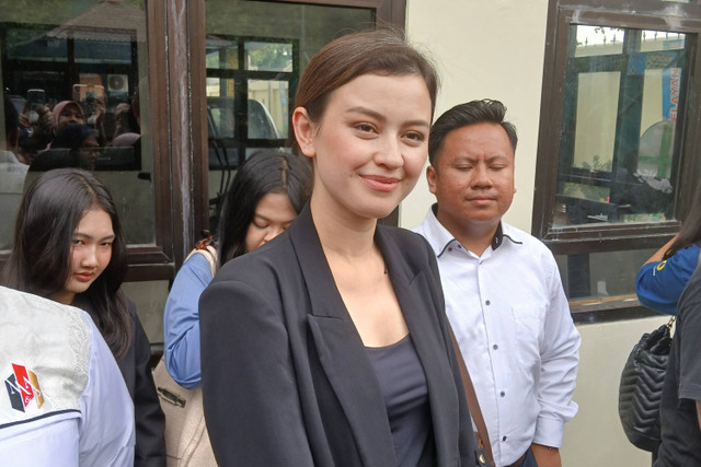 Kimberly Ryder menjawab pertanyaan wartawan saat mengjhadiri sidang di Pengadilan Agama (PA) Jakarta Pusat, Rabu (25/9/2024). Foto: Vincentius Mario/kumparan