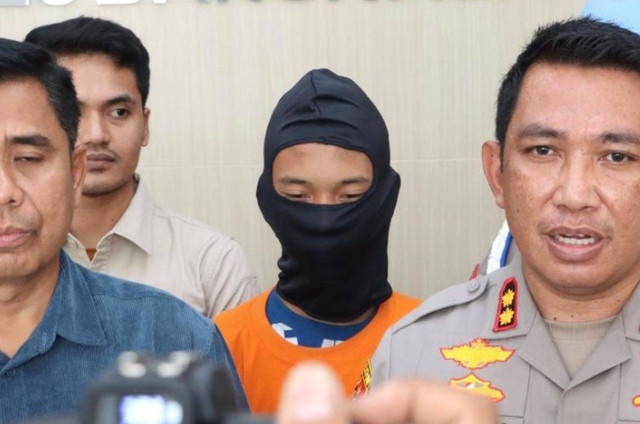 Achmad Fikri Islamuddin (tengah). Dok: Humas Polres Bangkalan