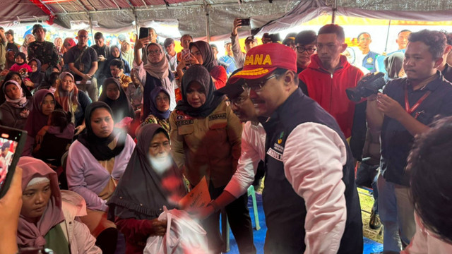 Menteri Sosial, Saifullah Yusuf menyapa sekaligus memberikan bantuan kepada korban gempa bumi di Desa Kertasari, Kabupaten Bandung, Rabu (25/9/2024). Foto: Luthfi Humam/kumparan