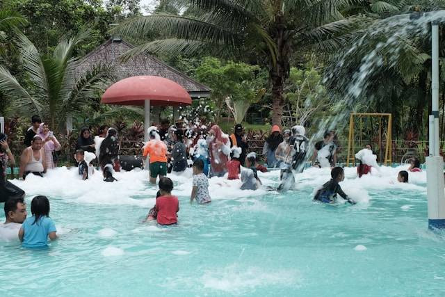 Waterboom Purbawahana. Foto Hanya Ilustrasi, bukan tempat sebenarnya. Sumber Foto: Unsplash.com/Yoga Sukma 🇮🇩