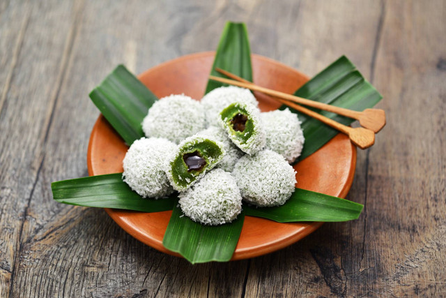 Klepon (Sumber: https://www.shutterstock.com/image-photo/onde-traditional-malaysian-glutinous-rice-dessert-2273469257)