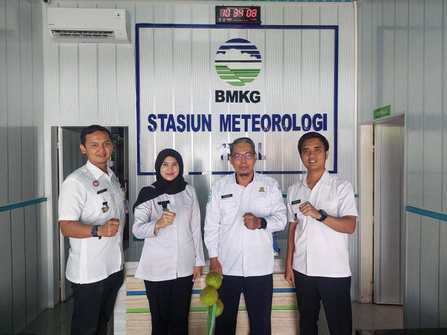 Foto bersama Kepala BMKG Kab. Tegal