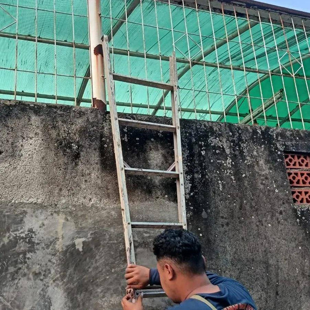 Dinas Pemadam Kebakaran Dan Penyelamatan Kota Depok Pos Walikota merespon laporan warga meminta bantuan shuttle cock bulutangkis tersangkut di atap rumah, Sabtu, (21/9/2024). Foto: Instagram/ @depokfirerescue113