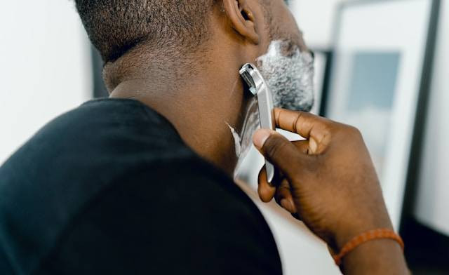 Ilustrasi Seberapa Sering Pria Harus Mencukur Kumis dan Janggut. Foto: dok. Unsplash/Supply