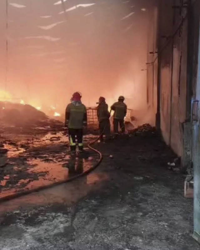 Gudang Oli terbakar di Kawasan Milenium, Kabupaten Tangerang, Rabu (25/9/2024). Foto: Instagram/ @bpbd.kabtangerang